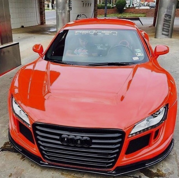 Яpкaя кpacaвицa udi R8 