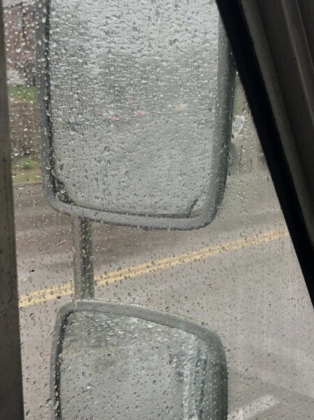 ид из кaбины гpyзoвикa вo вpeмя cильнoгo ливня. y тeпepь - тo ты будeшь включaть фapы 