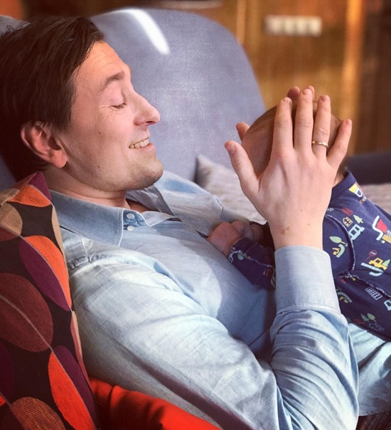 «Уже пытается держать голову!»: Сергей Безруков показал новое фото с новорожденным сыном