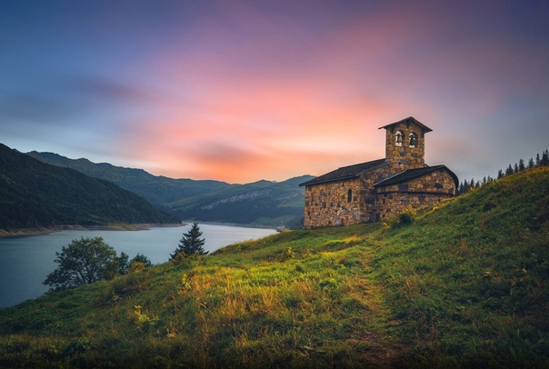 Озеро в альпийских горах, Франция