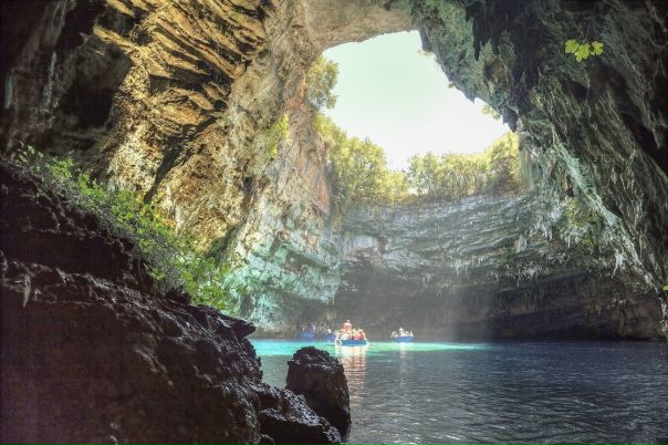 Пещерное озеро Мелиссани в Греции