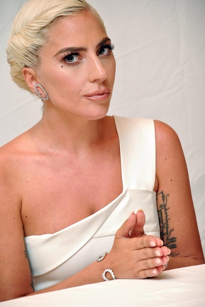 «Трудно говорить об этом открыто»: Леди Гага призвала обратить внимание на проблему самоубийств