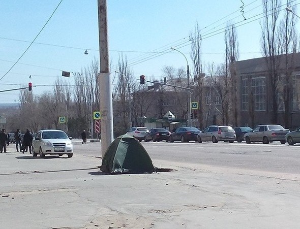 Вот что происходит, когда палатка куплена, а времени выбраться в лес все нет. 