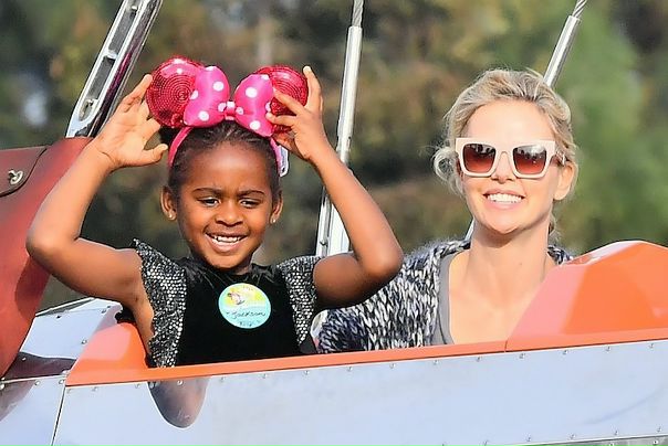 Шарлиз Терон называет своего сына, который любит носить платья, дочерью 