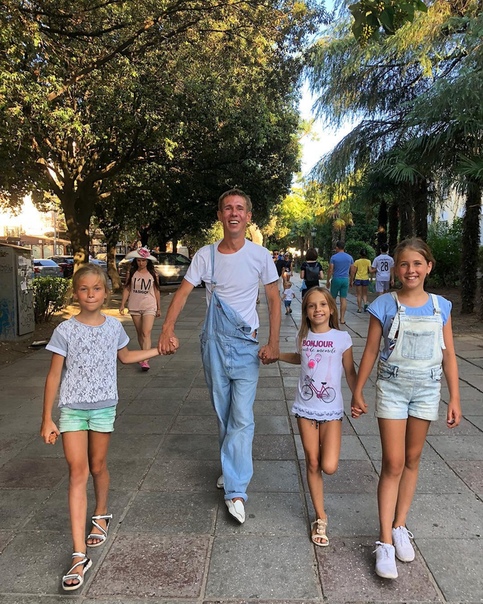 Алексей Панин отрывается в Крыму на нудистском пляже