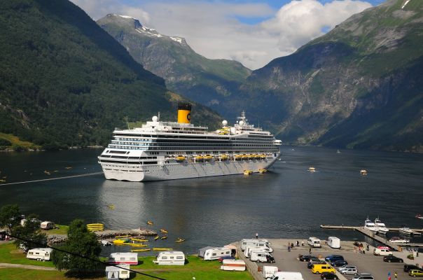 Лайнер Costa Fortuna у берегов Гейрангер-фьорда. Норвегия.