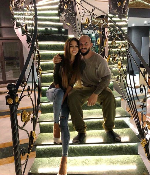 Джиган и Оксана Самойлова празднуют новоселье - супруги с детьми переехали в новый дом