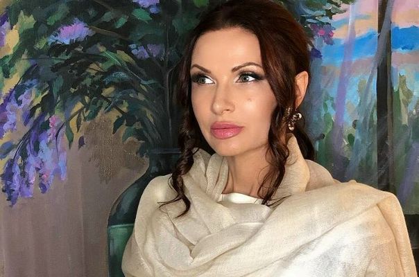 «Он ударил меня коленом в спину»: Эвелина Блёданс пострадала от от мужчины на борту самолета 