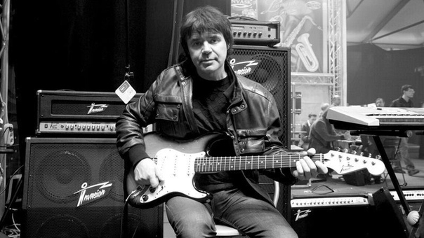 Сегодня день рождения отмечает певец, музыкант и автор песен Евгений Осин. Артисту исполнилось 54 года