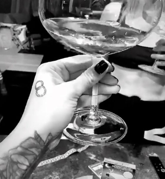 Настя Ивлеева и Элджей сделали одинаковые татуировки в виде обручальных колец