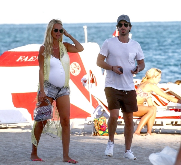 Папарацци сфотографировали Викторию Лопыреву с отцом ее будущего ребенка