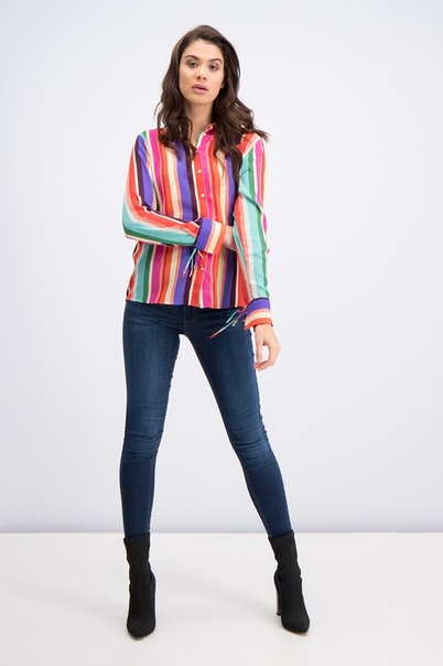 Блуза с цветными полосами - яркое дополнение к голубым джинсам.