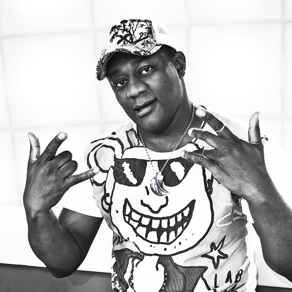 Пьяный Пьер Нарцисс жестоко избил мужчину в московском баре