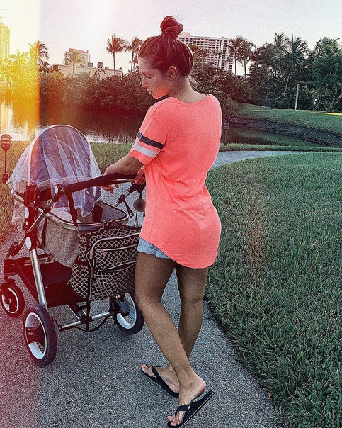 Нюша впервые показала новорожденную дочку 