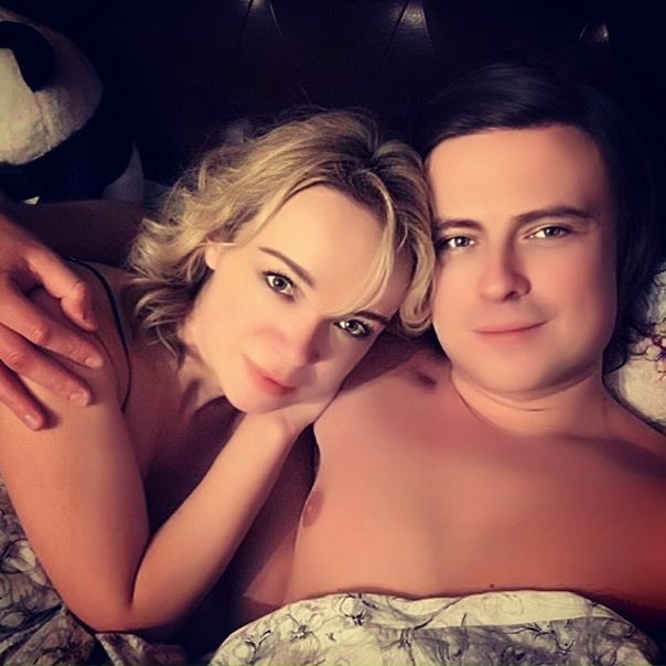 Горячо! Экс-супруга Джигарханяна Виталина Цымбалюк-Романовская поздравила поклонников со Старым Новым годом постельным фото с Прохором Шаляпиным