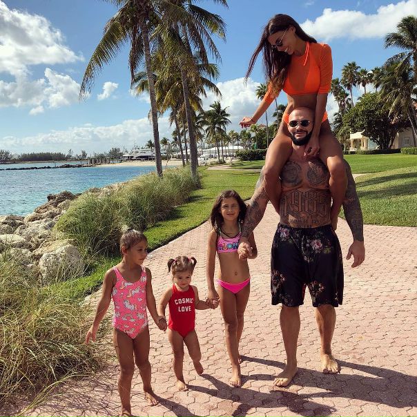 Оксана Самойлова ответила хейтерам на обвинение в неправильном воспитании детей 