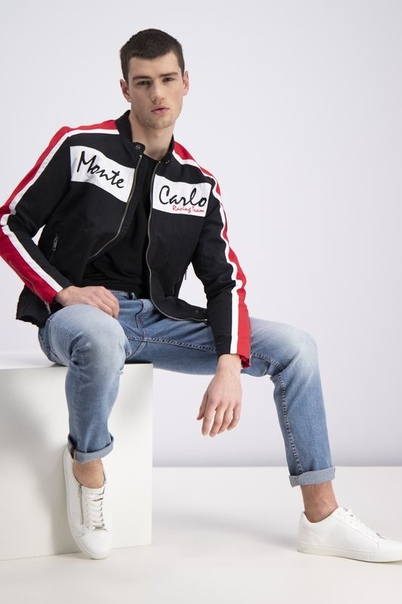 Спортивная куртка в стиле пилота Формула-1. Хорошо сочетается с голубыми джинсами и белыми кедами. 