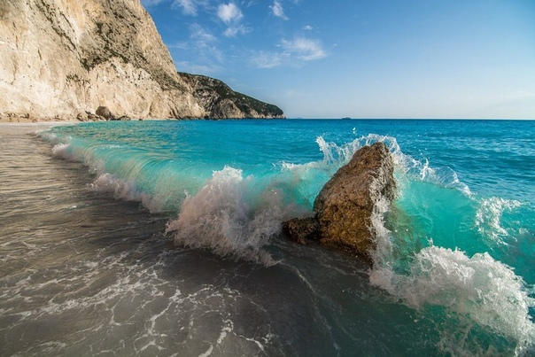 На пляже Порто Катсики, остров Лефкада, Греция