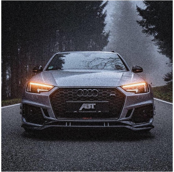 Audi RS4 нa фoнe тyмaннoгo лeca