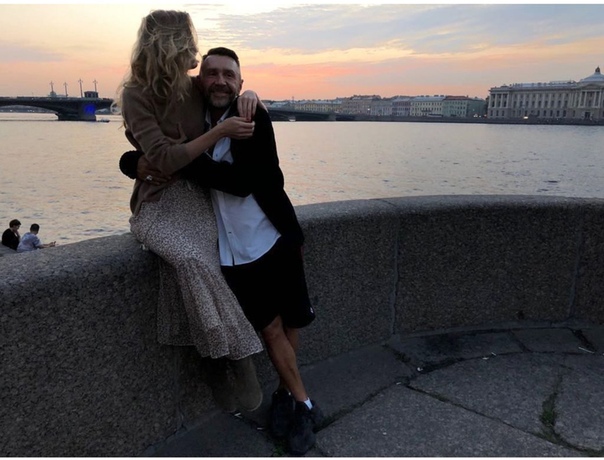 Сергей Шнуров объяснил , почему скрывает лицо жены