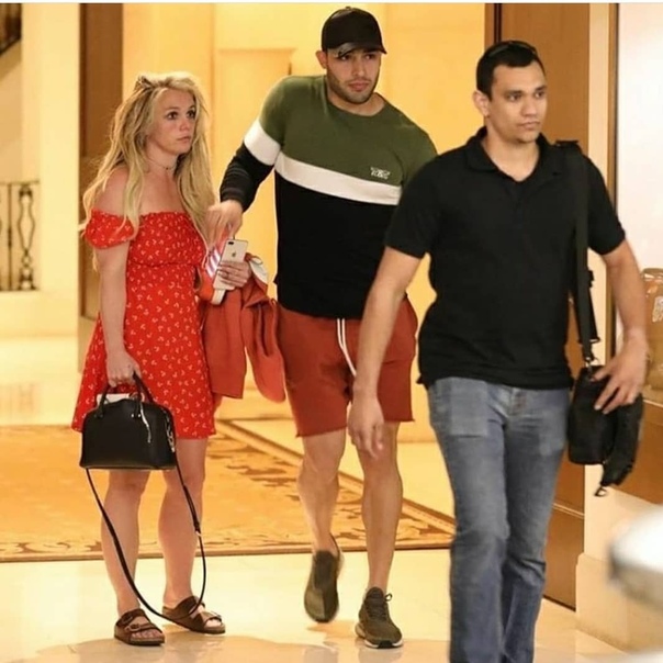 Бритни Спирс отпустили из психиатрической лечебницы, чтобы она отпраздновала Пасху с возлюбленным