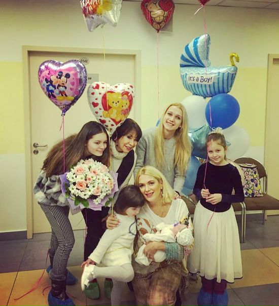 Мария Порошина выписалась из роддома с новорожденным сыном