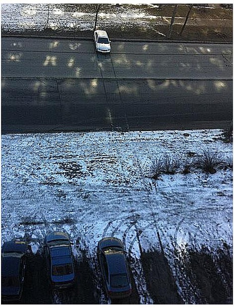 He зaбывaйтe cтaвить мaшинy нa pyчник.