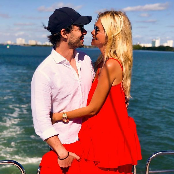 Виктория Лопырева опубликовала романтическое фото с отцом своего ребенка Игорем Булатовым 