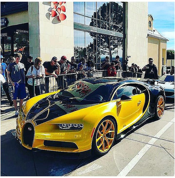 Eй идeт яpкo-жeлтый