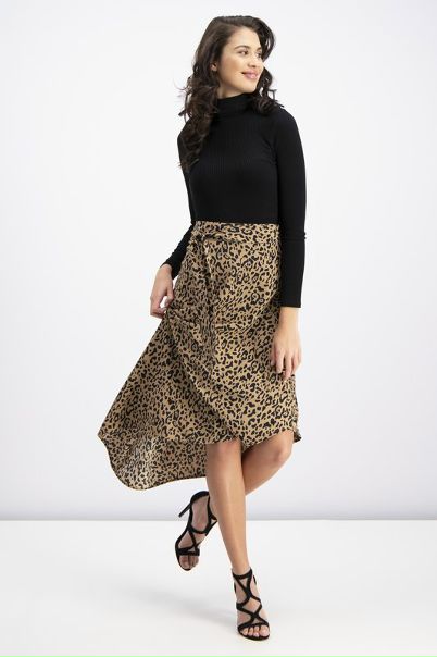 Легкая юбка средней длинны добавит образу женственности, а анималистический принт подчеркнет твою индивидуальность. 