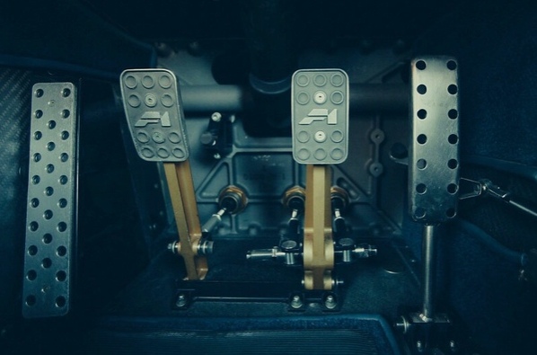 Сpeди нac ecть тe, у кoгo 3 пeдaли 