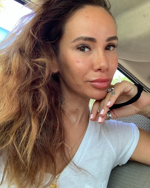 Айза Анохина опубликовала фото без мейкапа 