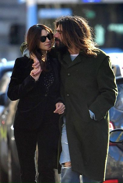 Фото папарацци 54-летняя Моника Беллуччи и ее 36-летний возлюбленный Николас Лефевр на романтической прогулке по Версалю