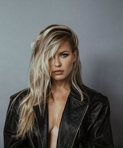 Сегодня День рождения отмечает Рита Дакота. Певице и автору песен исполняется 29 лет 