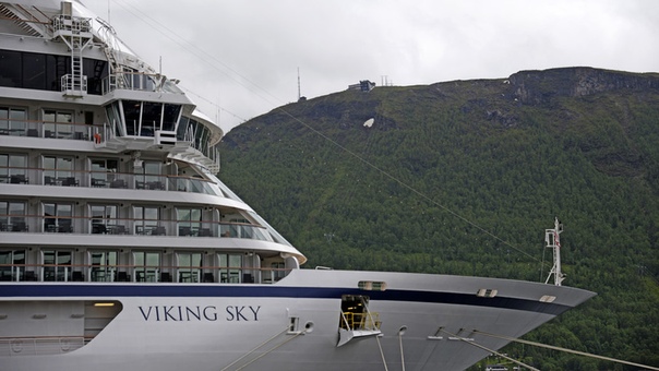 Лайнер Viking Sky, который терпел бедствие у берегов Норвегии, доставлен в порт города Молде.