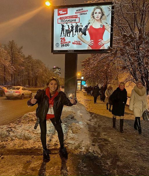 «Еле сдерживаюсь, чтоб не зареветь»: Настя Ивлеева не может насмотреться на рекламный щит со своим фото 