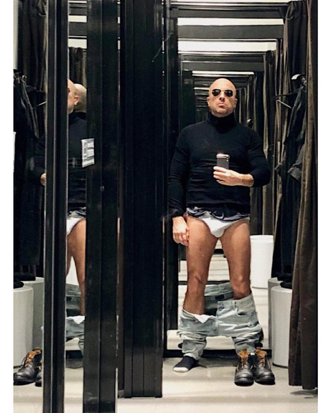 «На всю страну хозяйство показывает»: сын Дмитрия Нагиева обругал его за фото без штанов