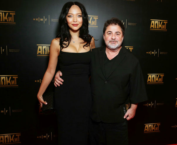 Александр Цекало впервые вышел на публику с молодой женой