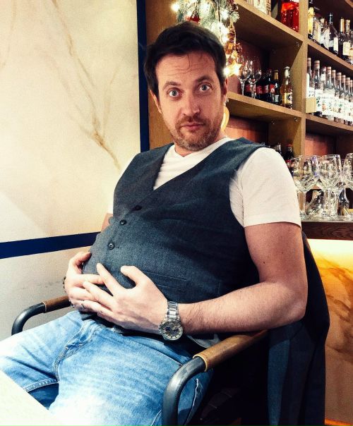 Саша Савельева опубликовала необычное фото мужа, чтобы прекратить поток вопросов об их ребенке 