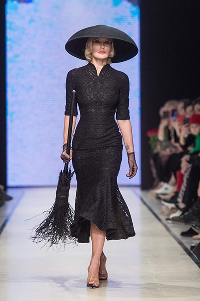 Елена Летучая вышла на подиум в образе ведьмы с метлой 