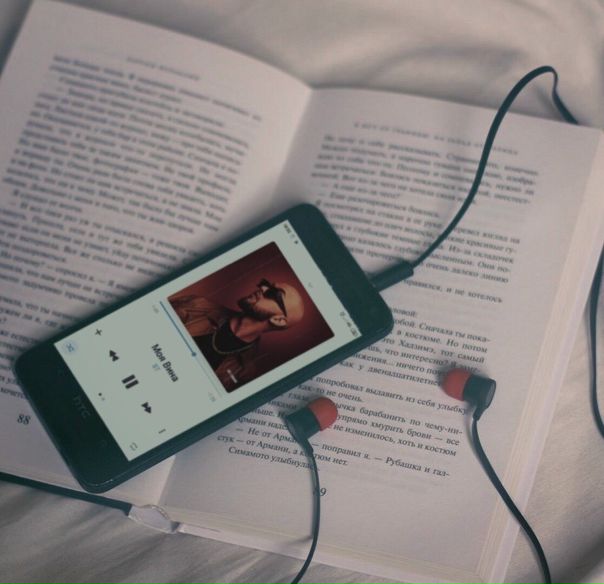 В этом лишь моя вина, что я далеко и ты засыпаешь одна