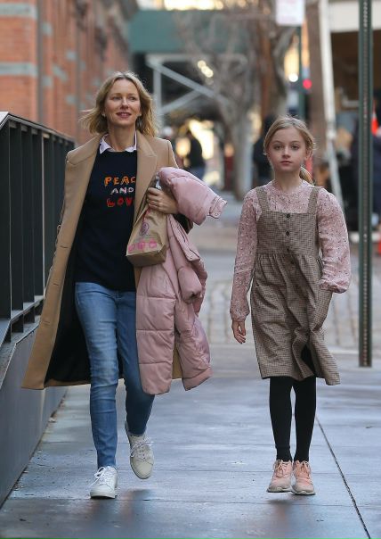 Ломая гендерные стереотипы: 10-летний сын Наоми Уоттс ходит в школу в платье и с 