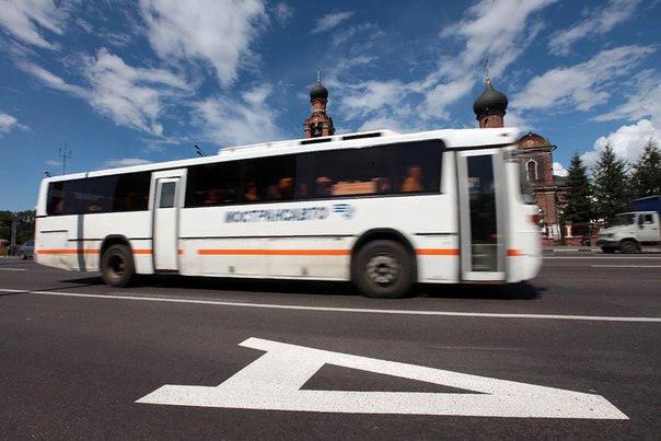 В Госдуме предложили разрешить туристическим автобусам ездить по выделенным полосам