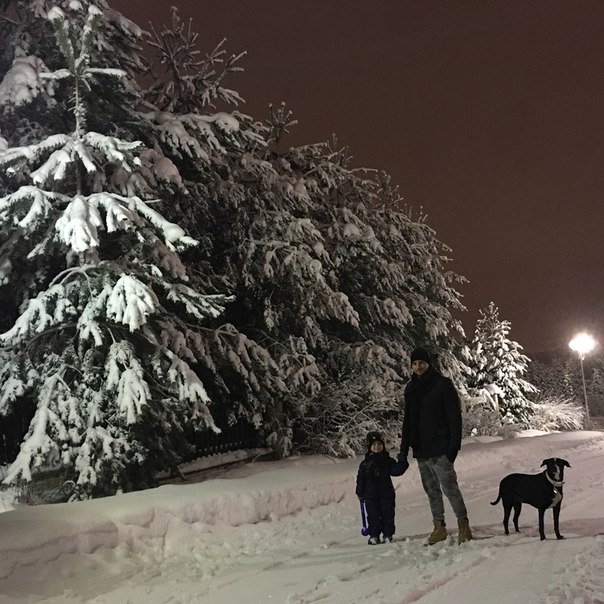 Сергей Лазарев с сыном на зимней прогулке