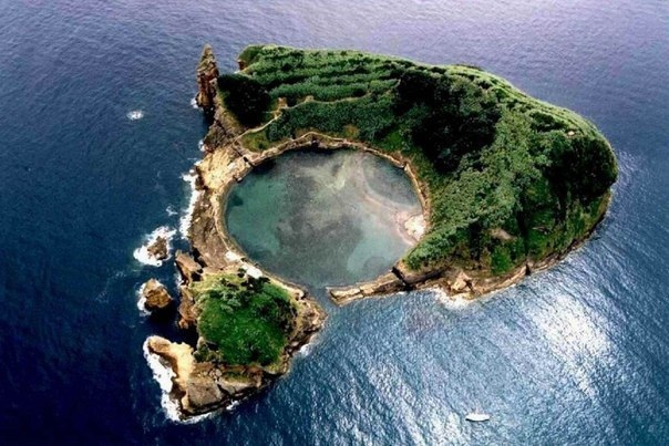 Остров в Азорских островах, Португалия.