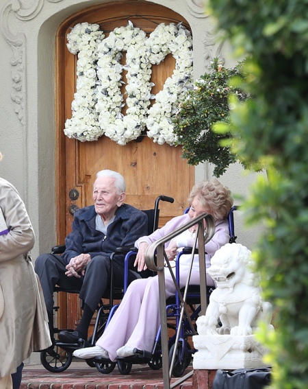 Легендарный актер Кирк Дуглас отметил свой 102 день рождения