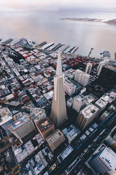 «Трансамерика» здание расположено в Сан-Франциско, Калифорния, США. Его высота составляет 260 метров, в здании 48 этажей, а выполнено оно в форме пирамиды. Строительные работы начались в 1969 году и длились 3 года.