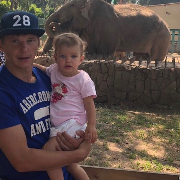 Андрей Аршавин сводил младшую дочку Есению в зоопарк