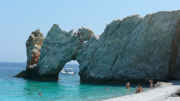 На греческих пляжах вводят штрафы до €1000 за воровство гальки