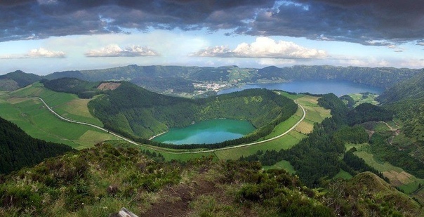Зеленые вулканические горы, Азорские острова, Португалия.